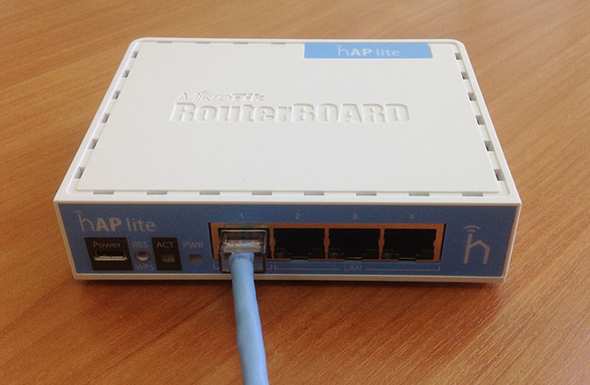 Подключение сетевого кабеля для восстановления роутера MikroTik с помощью Netinstall
