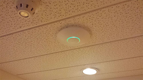 Пример установки Wi-Fi точки UniFi на потолок.