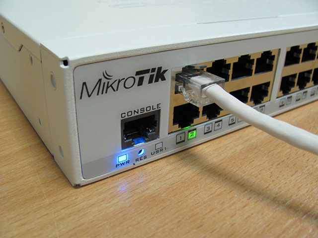 Подключение сетевого кабеля к MikroTik CRS125-24G-1S-RM